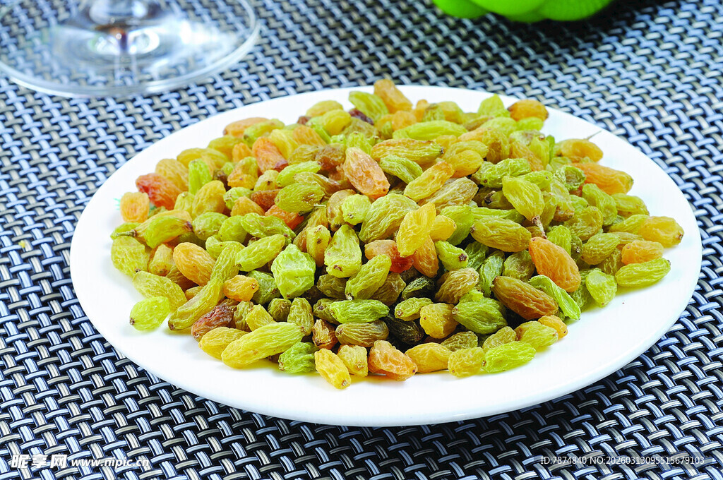 美味青豆摆于盘中