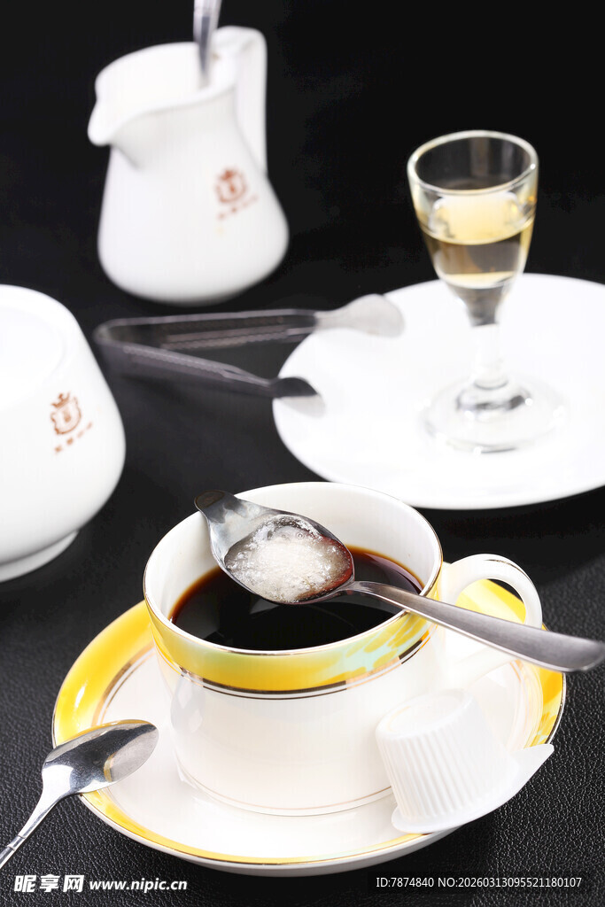 精致咖啡与餐具组合