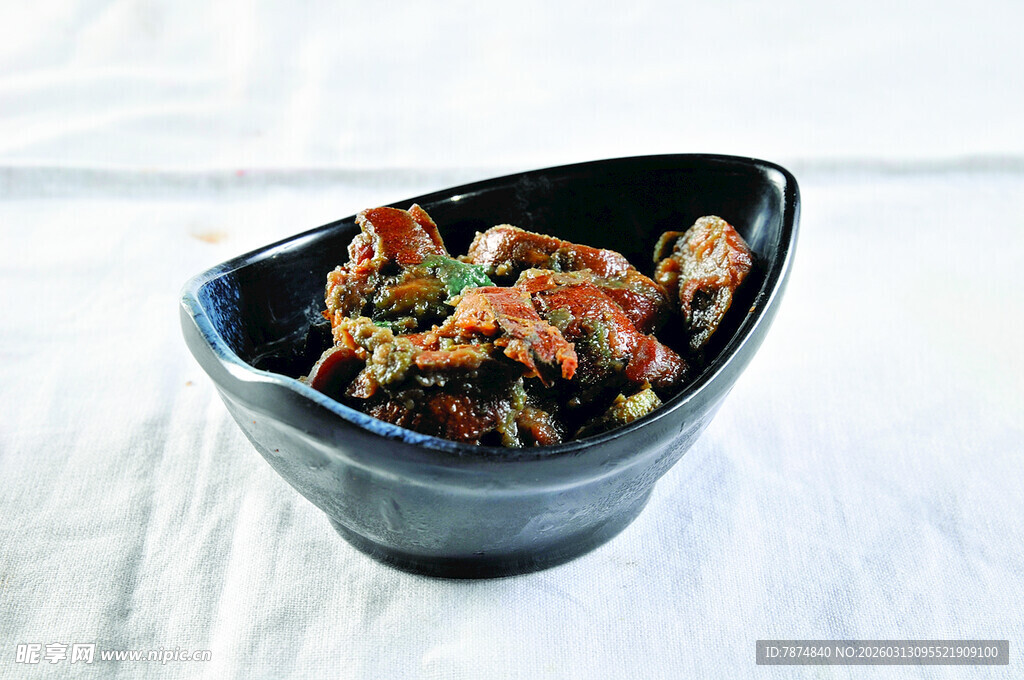 黑色碗中美味的特色菜肴