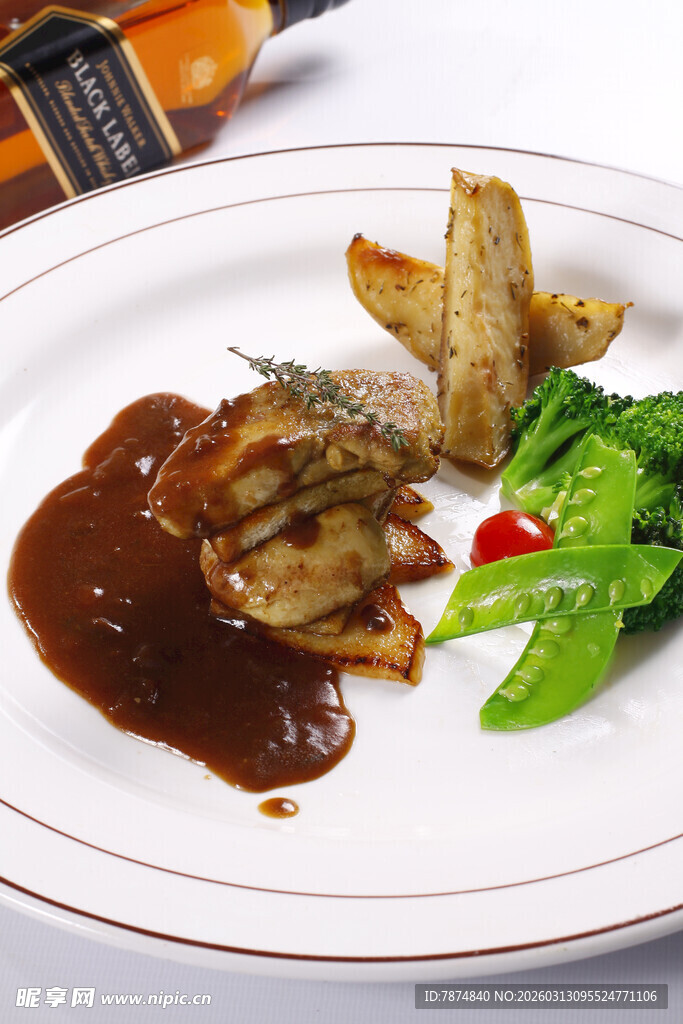 美味牛排配蔬菜与薯条