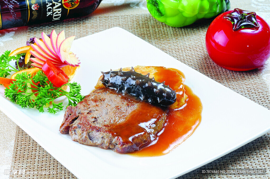 美味摆盘精致的牛排菜品