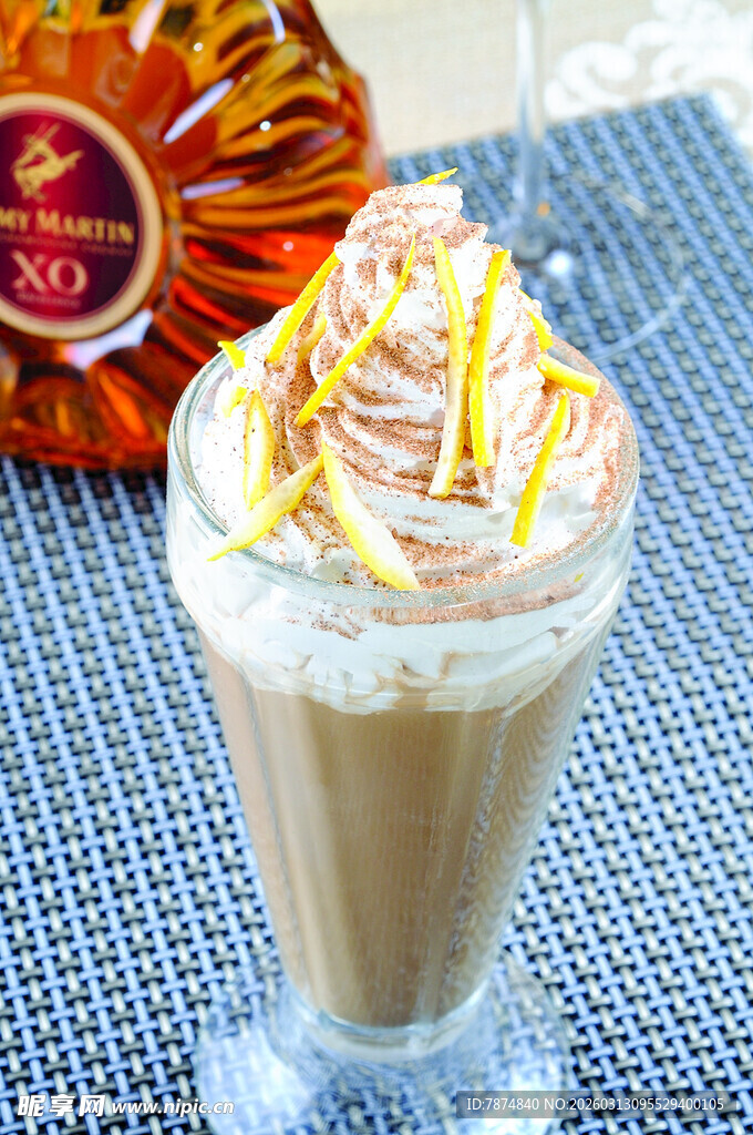 美味奶油淋顶咖啡饮品