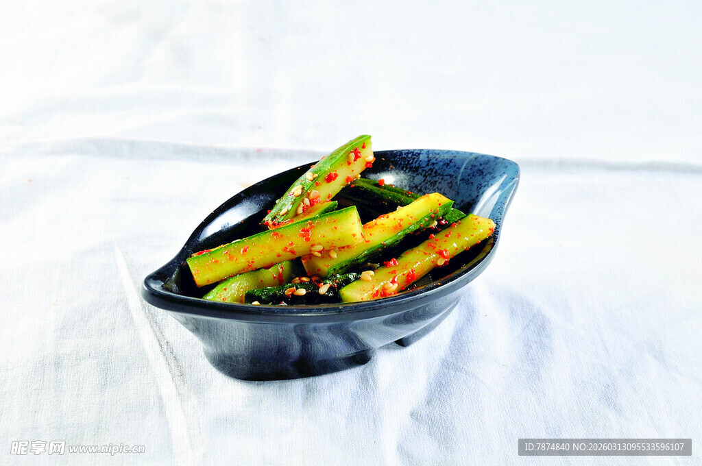 黑色碗中装着多彩烤蔬菜