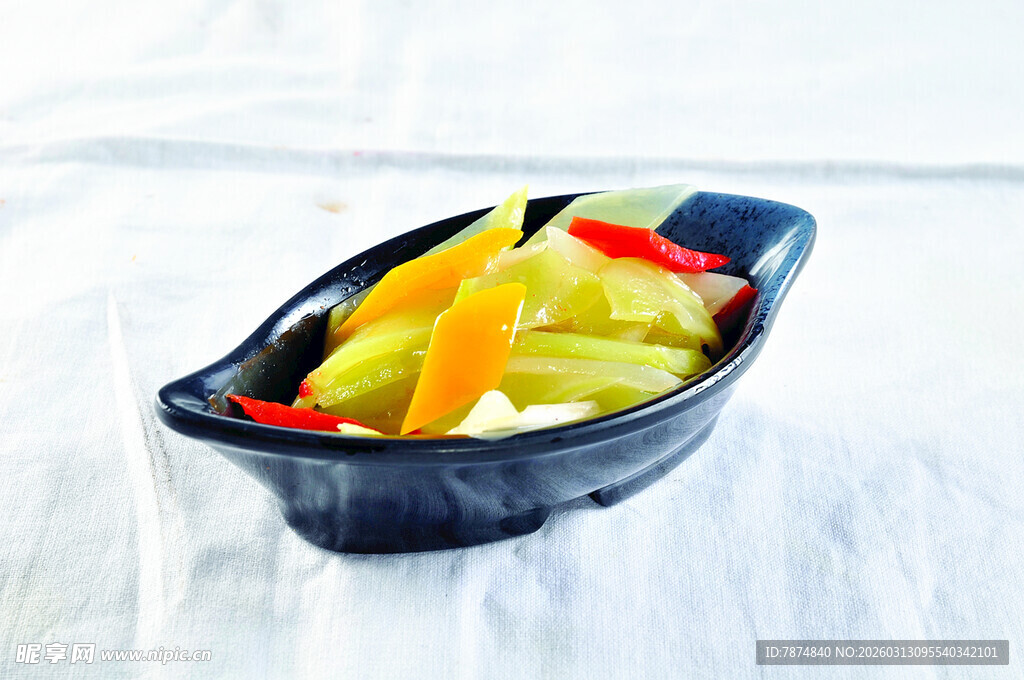 黑色碗中多彩蔬菜拼盘