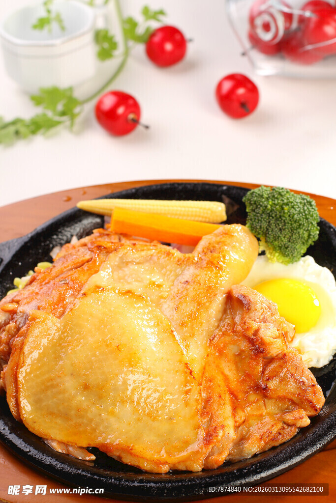 铁板香煎鸡肉配蔬菜