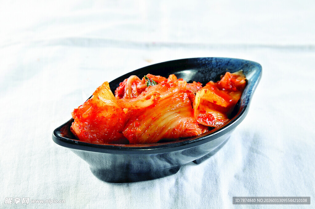 黑色碗中盛放的美味泡菜