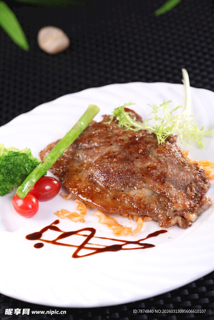 美味牛排摆盘精致