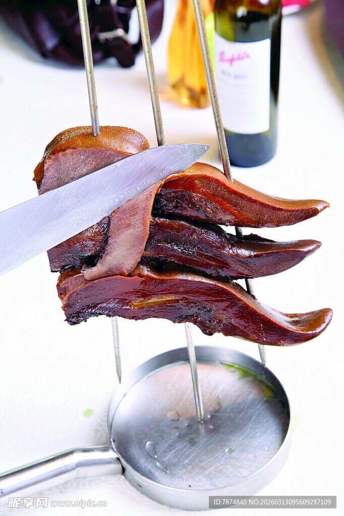 卤味鸭舌烹饪瞬间