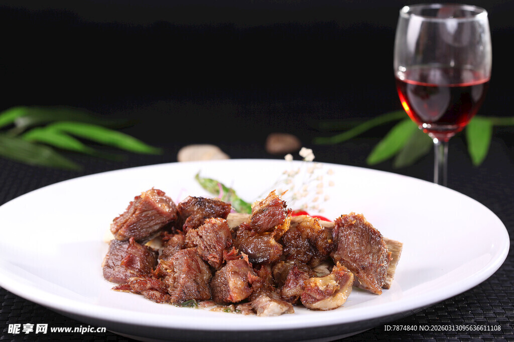 美味牛肉摆盘 佐一杯红酒