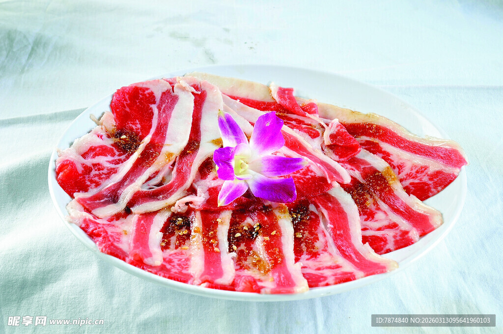 精美摆盘的鲜嫩牛肉片