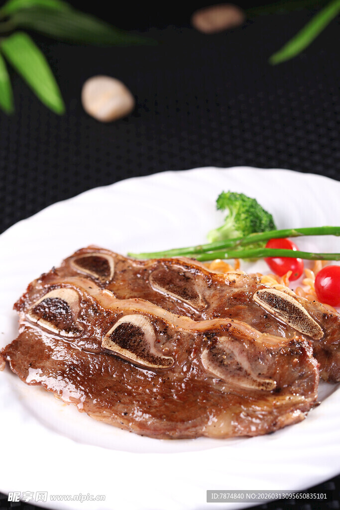 酱卤牛尾摆盘精致诱人