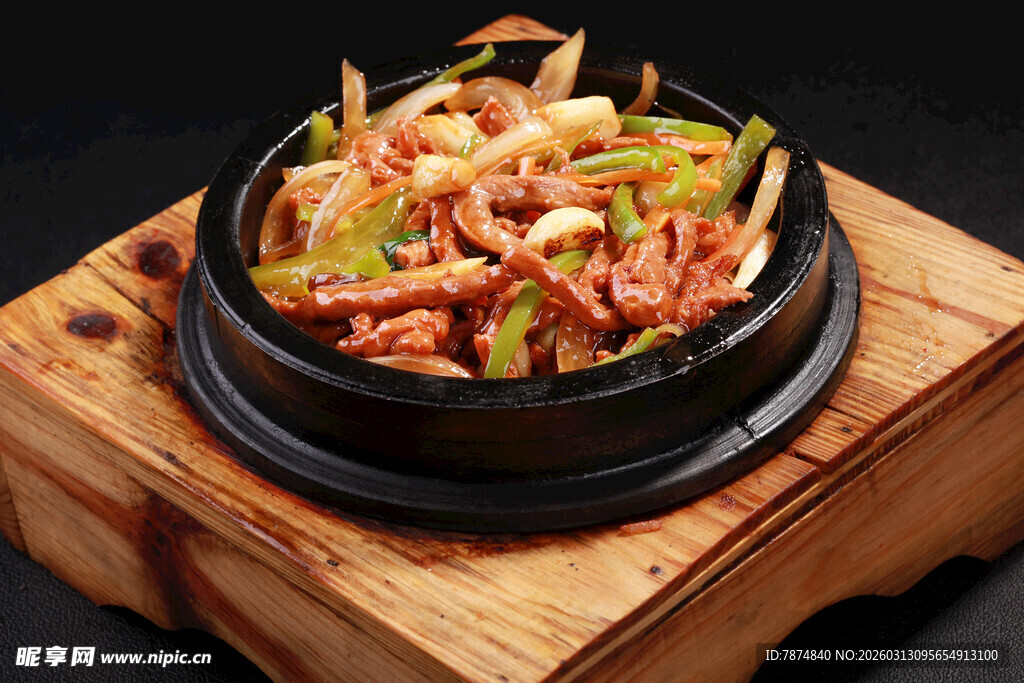 石锅美味肉丝蔬菜料理