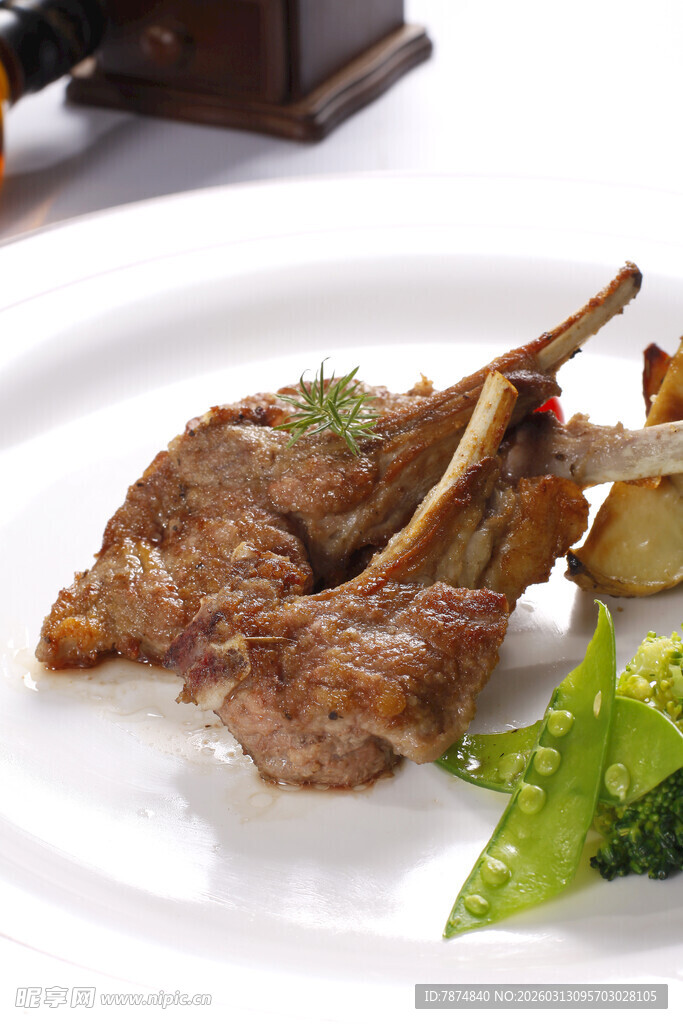 香煎美味羊排配清新蔬菜