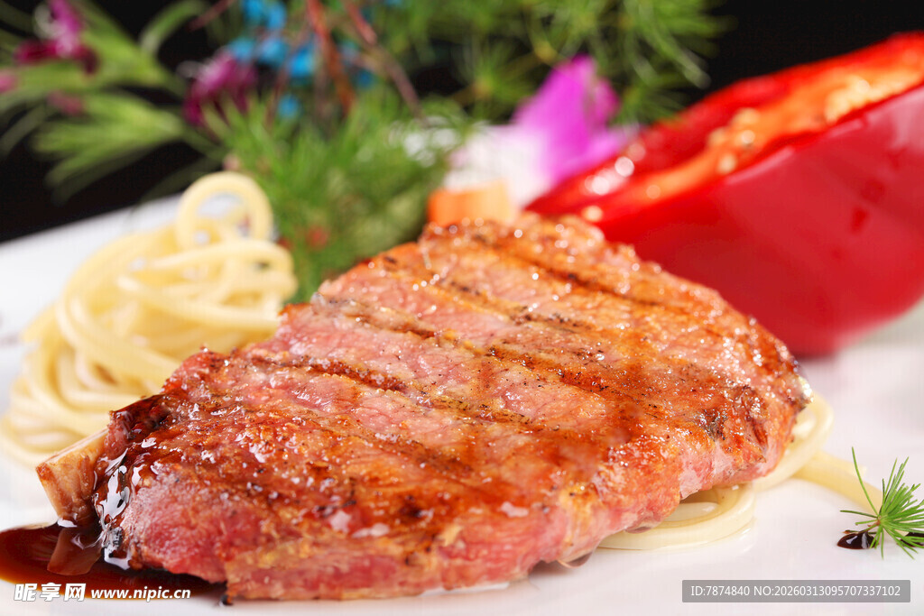 美味牛排搭配精致配菜