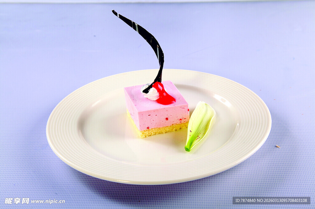 精致草莓慕斯配樱桃