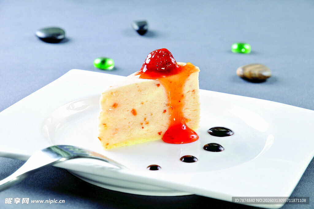 精致草莓芝士蛋糕甜点