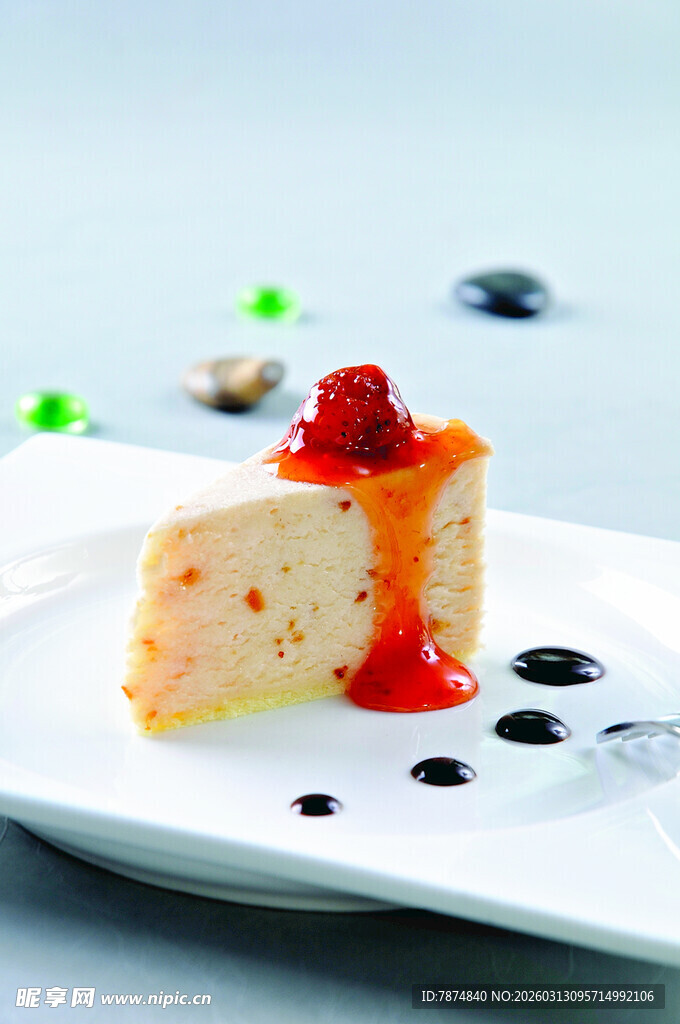 精致草莓芝士蛋糕甜点