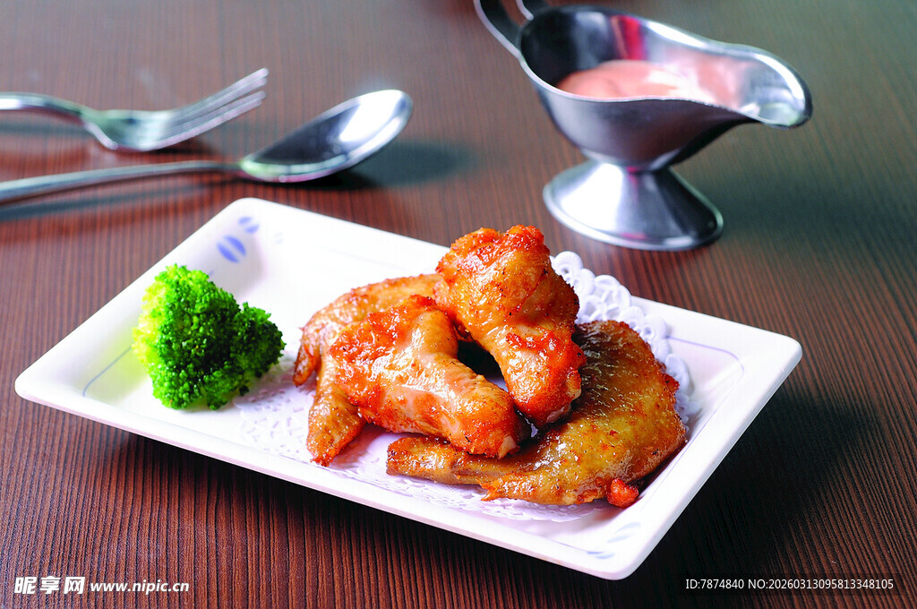 美味炸物配蔬菜与蘸酱