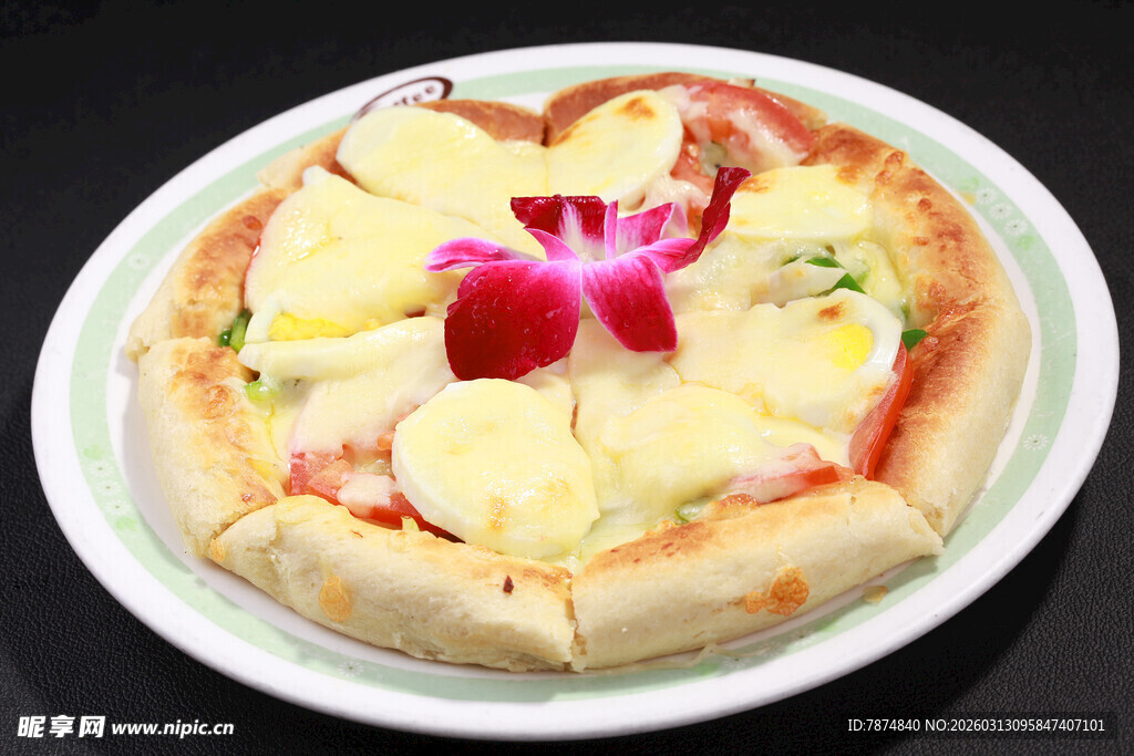 美味菠萝披萨摆盘精致