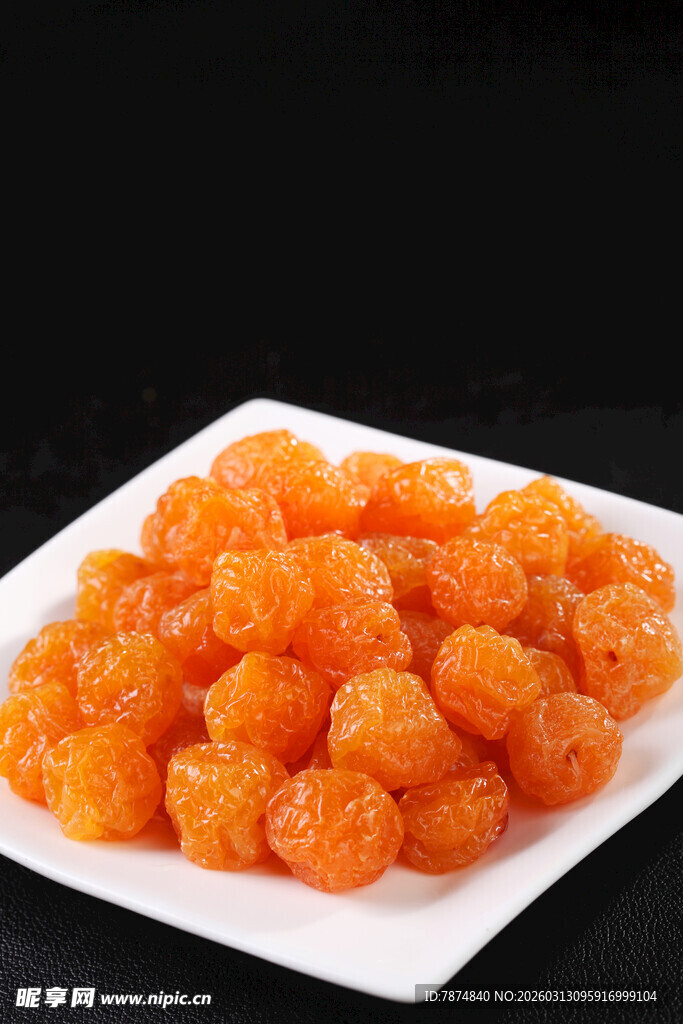 美味金桔摆于白色盘上