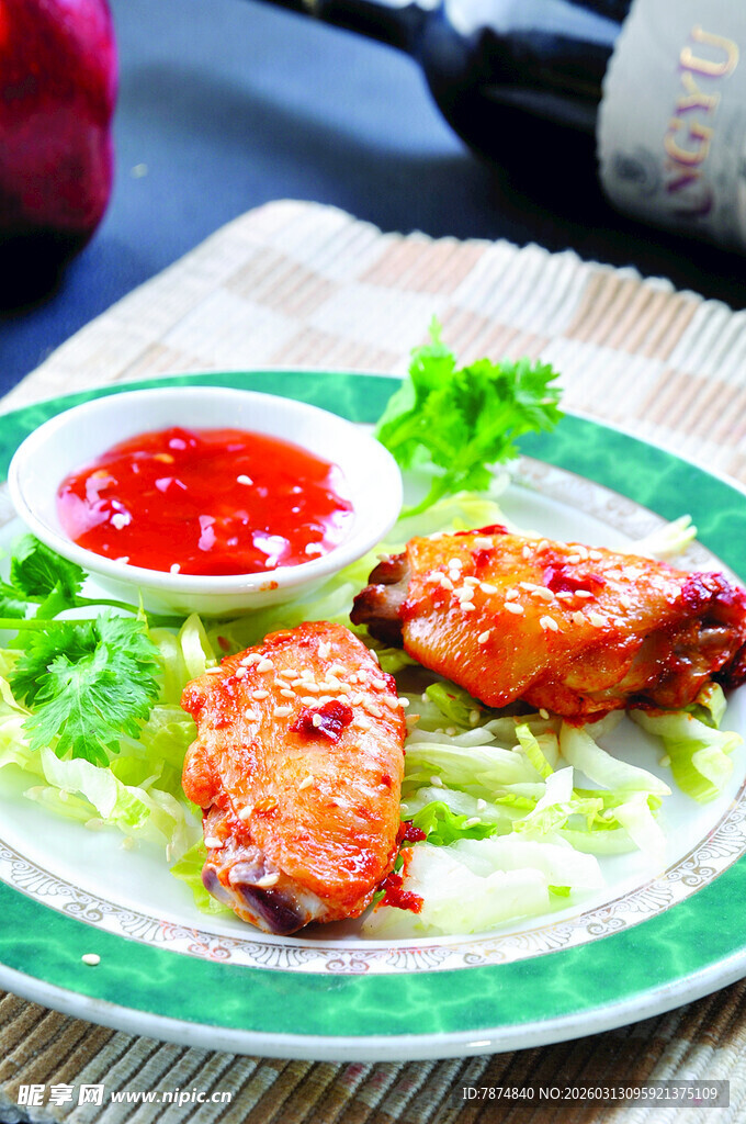 美味烤鸡翅配蘸酱