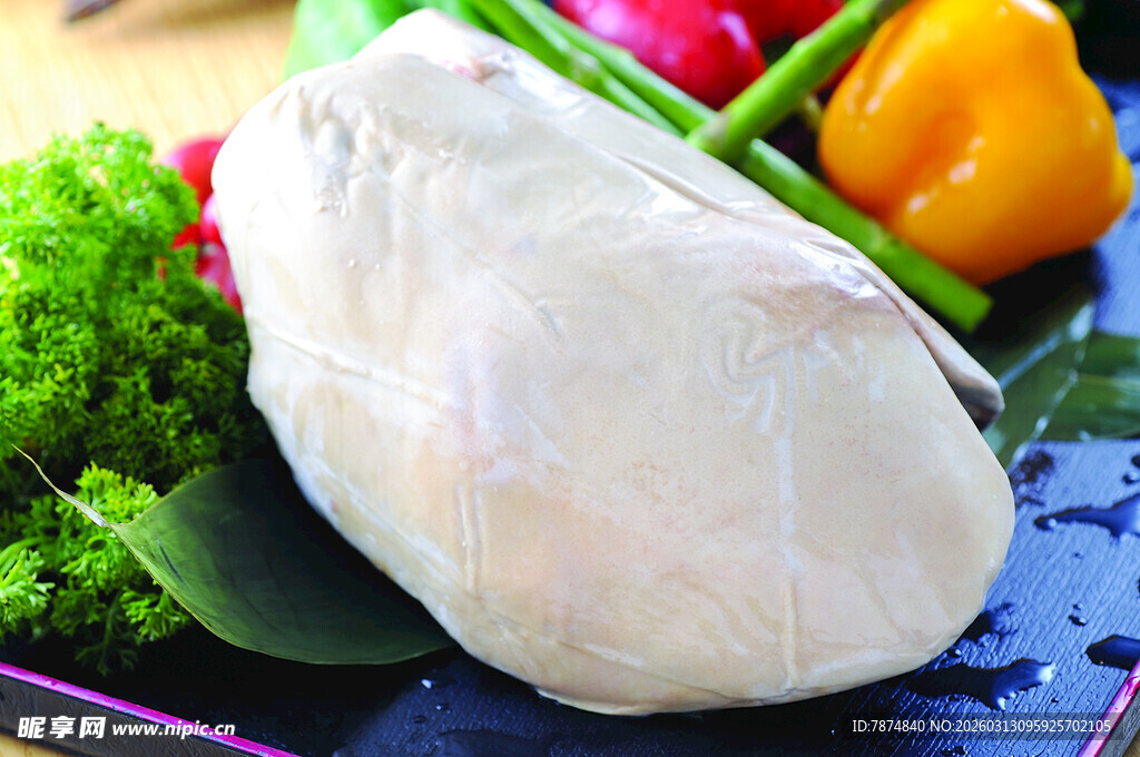 新鲜白蘑菇与多彩蔬菜