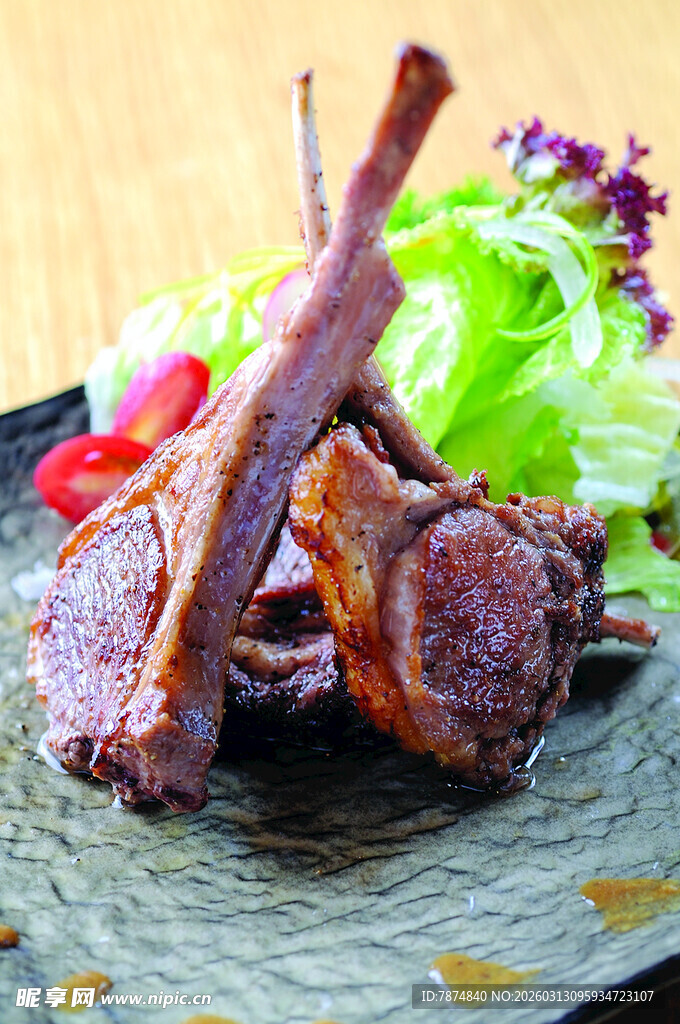 美味烤羊排配新鲜蔬菜