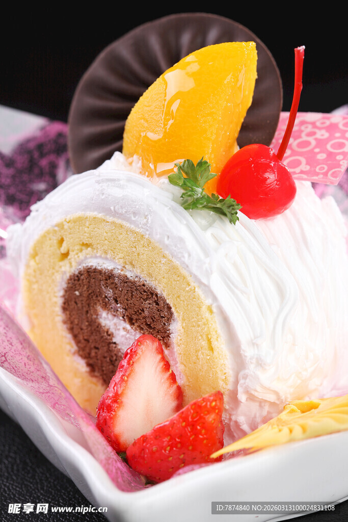 美味水果奶油蛋糕卷