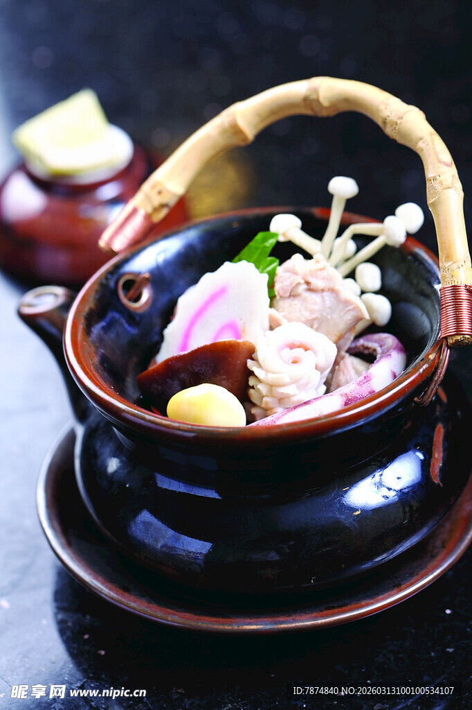 日式陶锅海鲜蔬菜火锅