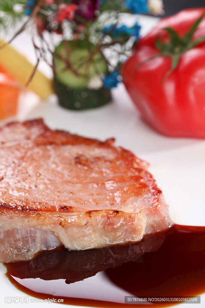 香煎猪排配浓郁酱汁