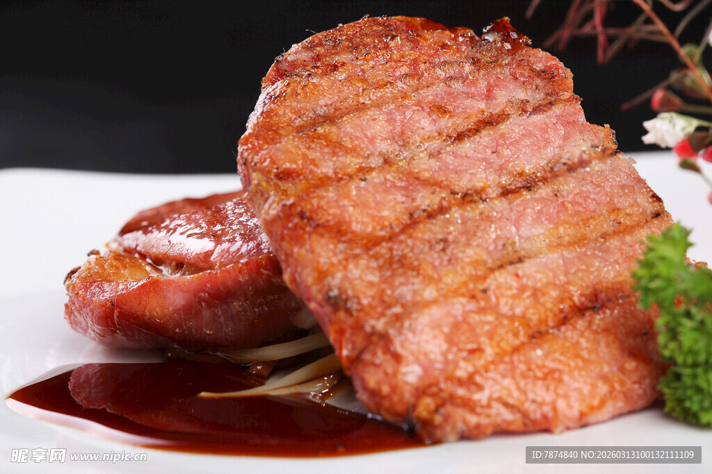 香煎猪排配酱汁与配菜