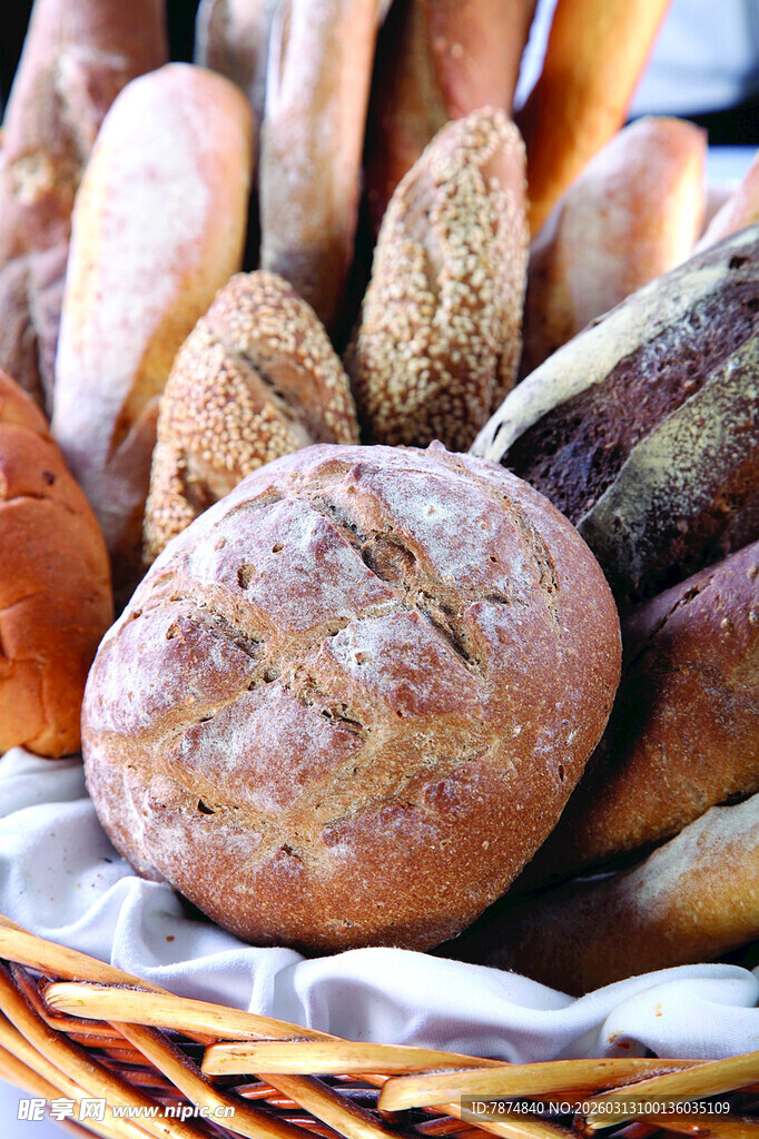 一篮多样美味的手工面包