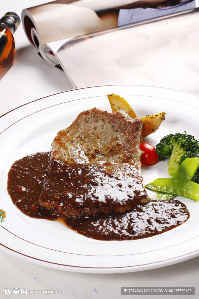 美味牛排配蔬菜酱汁