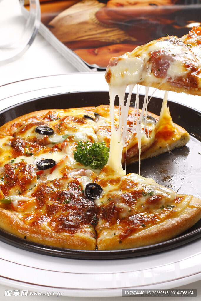 美味披萨切片诱人时刻