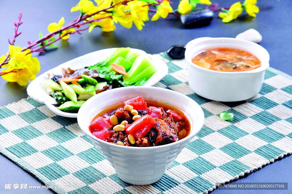 美味中式汤品与凉拌菜