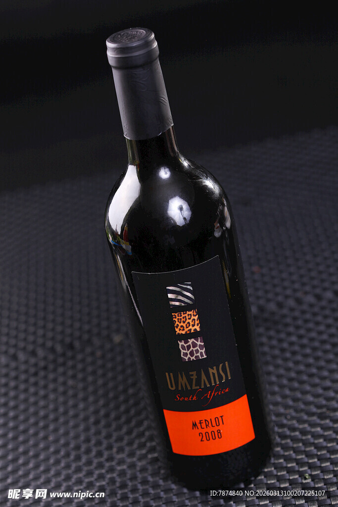 深色瓶装葡萄酒特写