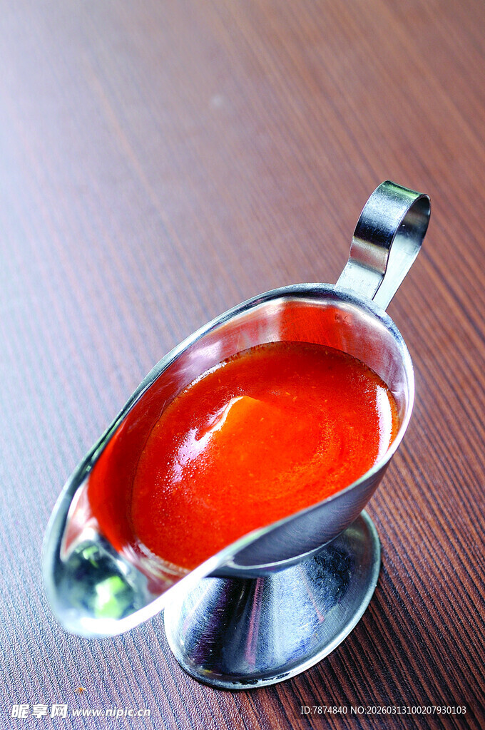 金属容器中的红色酱汁