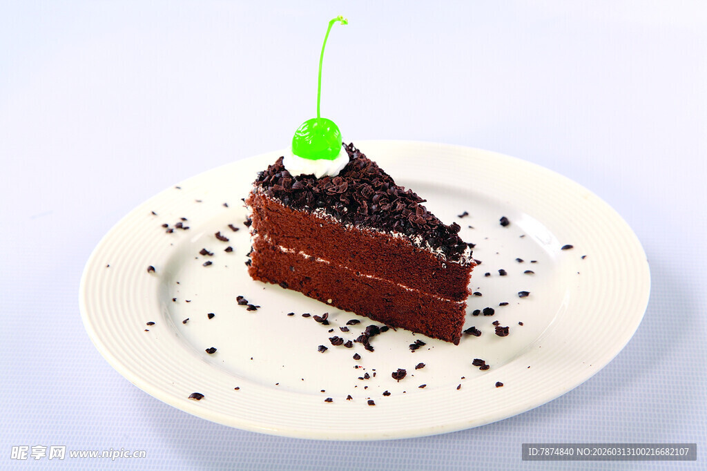 巧克力蛋糕配樱桃装饰