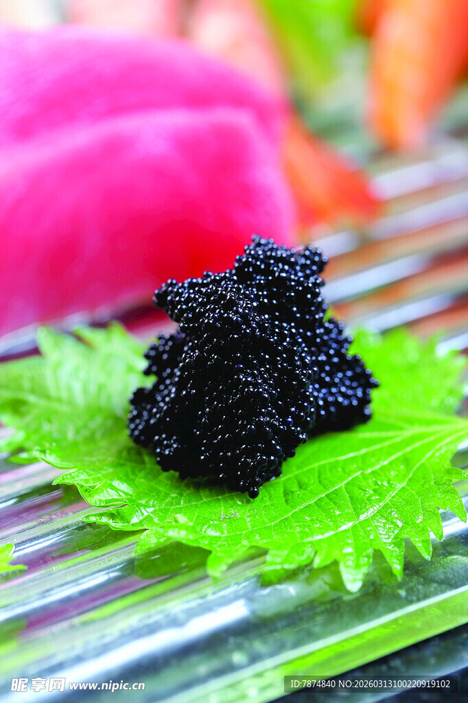 黑鱼子酱置于翠绿叶片上