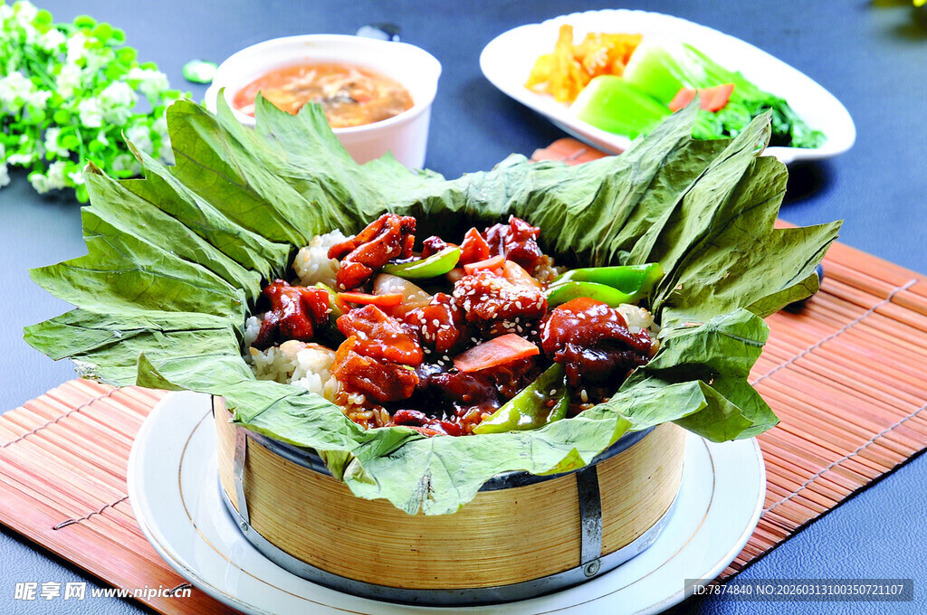 荷叶盛装的美味特色菜肴