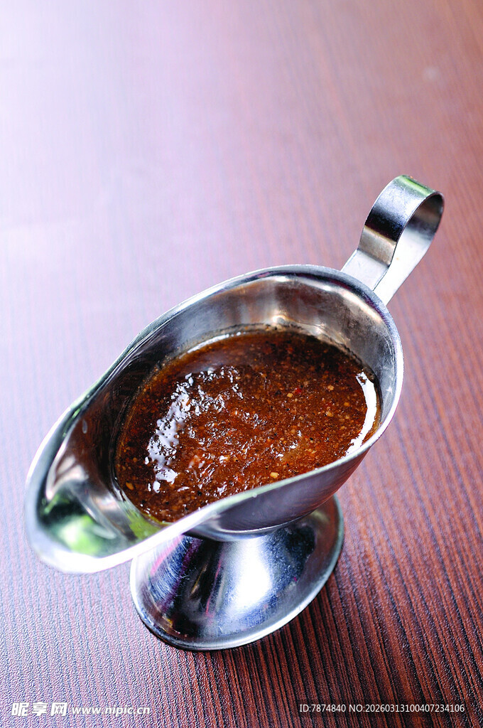 金属容器中的棕色酱料