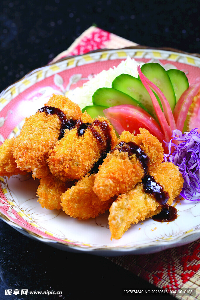 美味炸鸡配多彩配菜