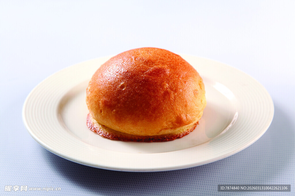 美味圆形面包置于白盘