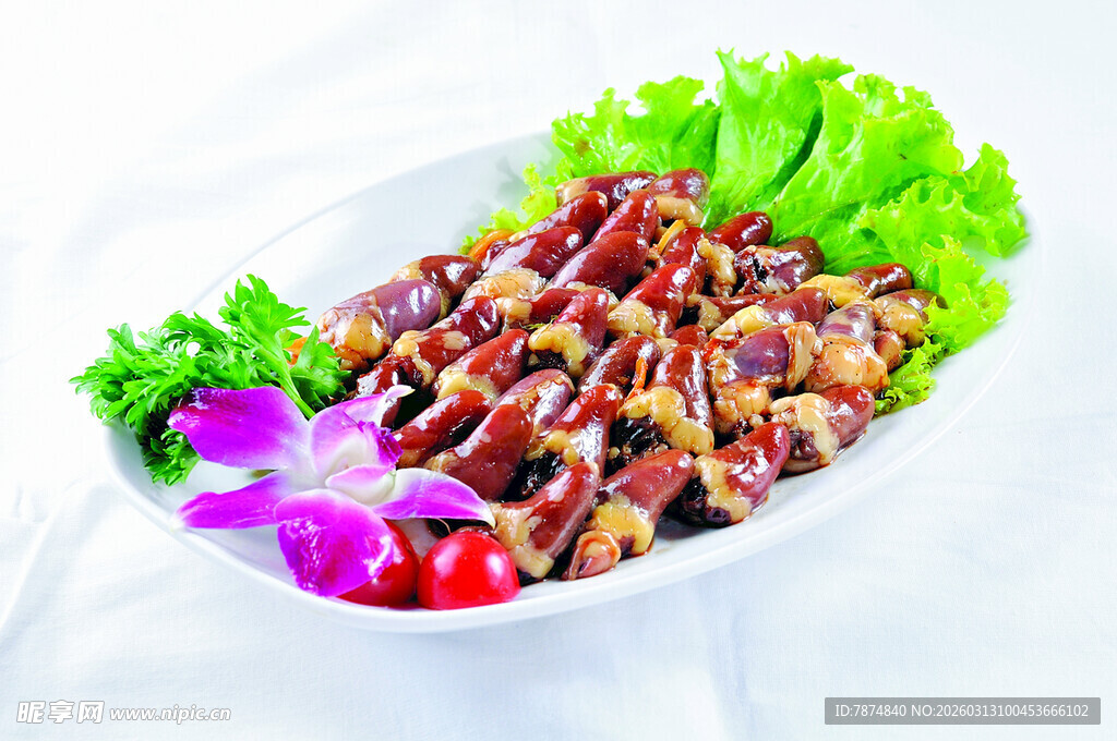 美味烤肉串配新鲜蔬菜