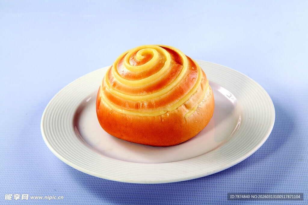 螺旋面包置于白色盘上