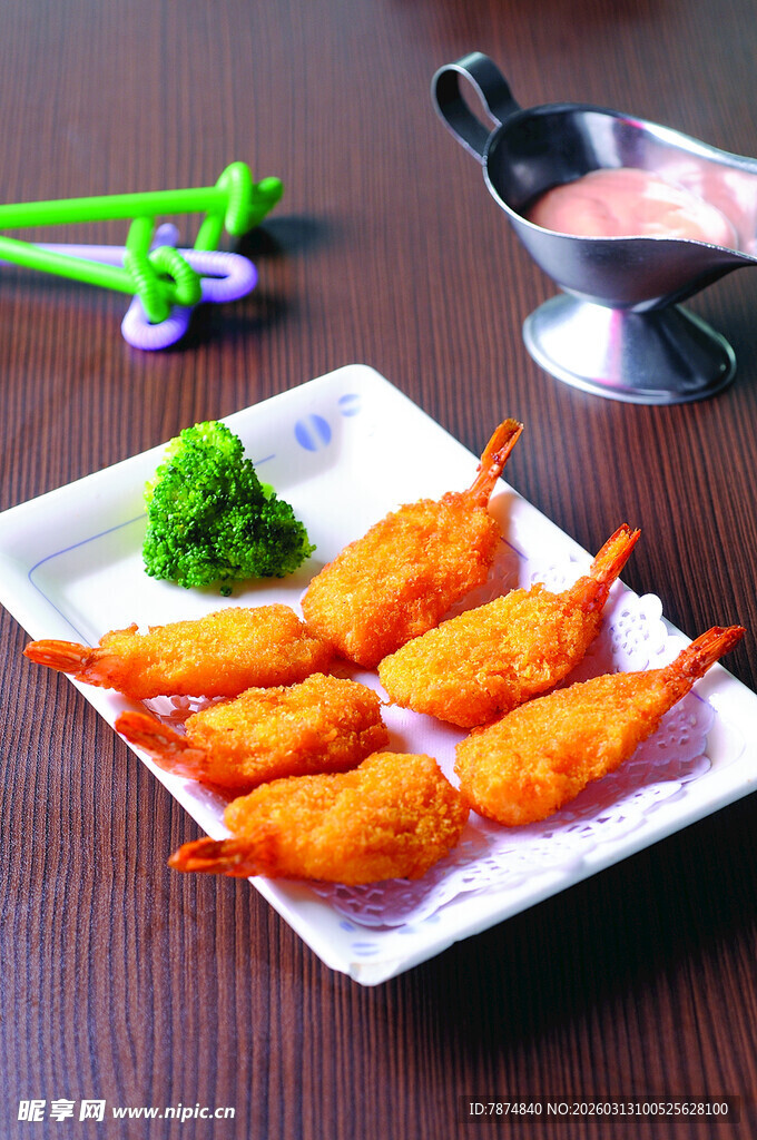 美味炸虾棒摆放在盘中