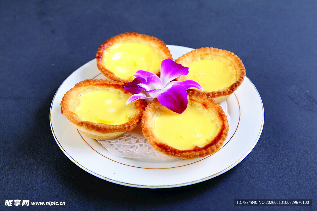 花朵装饰的美味蛋挞