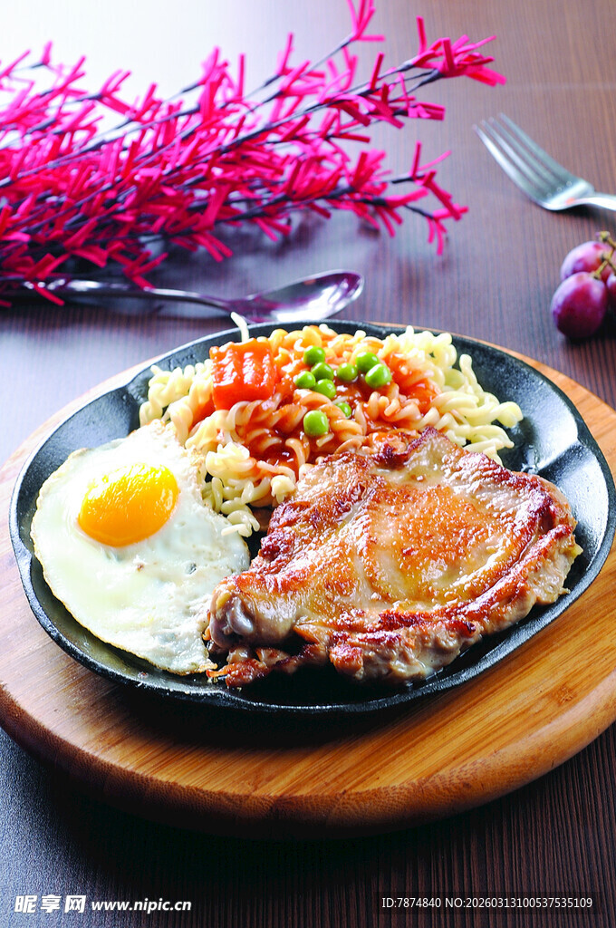 美味牛排盖饭摆盘精致
