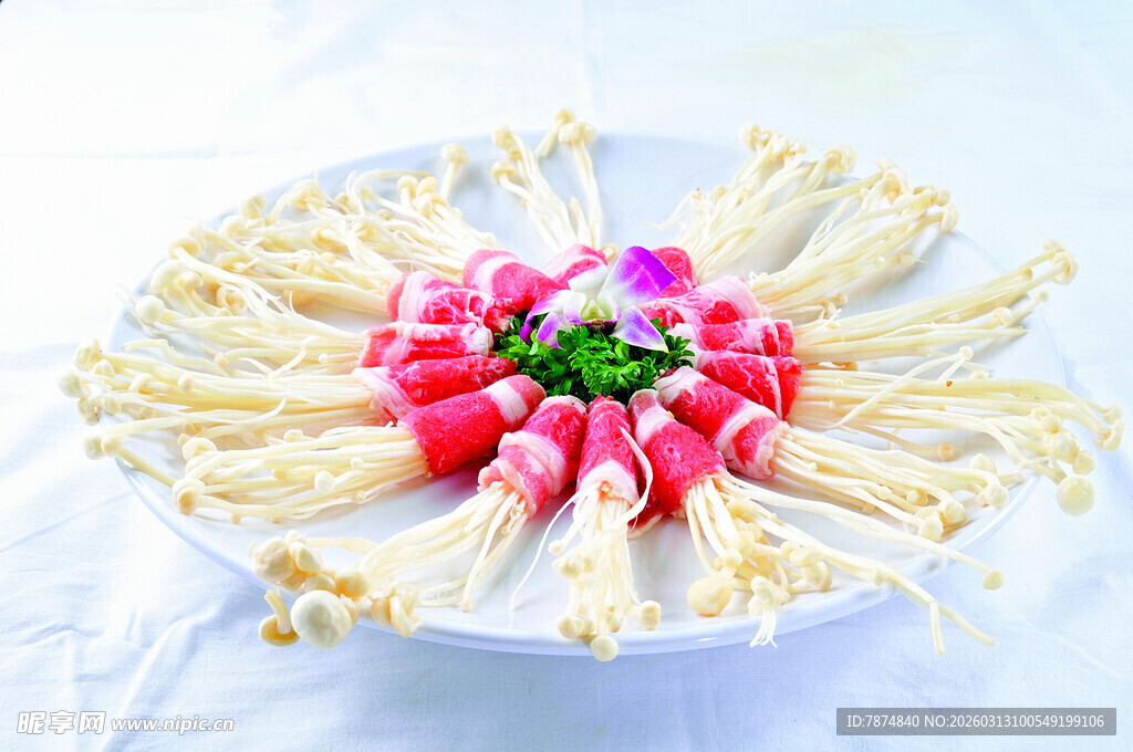 摆盘精致的金针菇与配菜