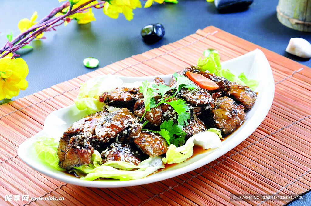 美味凉拌菜摆于竹制餐垫上